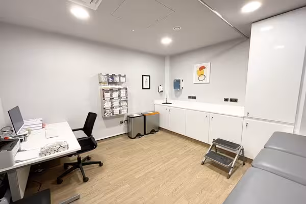 Bond street clinic room angle 1